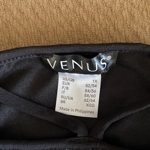 Gorgeous Off the Shoulder Top - Picture 5 of 5